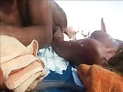La padrona prepara gli schiavi del corpo per l'azione lesbichemature sul letto