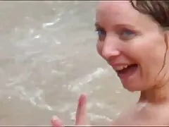 Quando la gente se ne va queste maturelesbiche ragazze stavano giocando